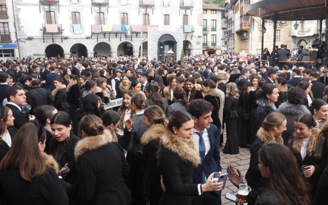 El mal tiempo dio una tregua el domingo y ayudó a la brillante celebración del Elegante Eguna.