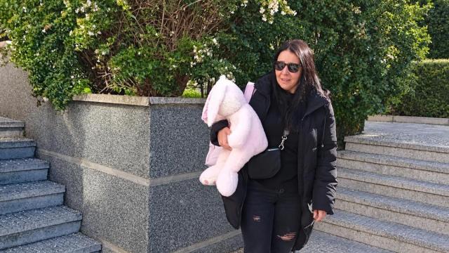 Carmen, visiblemente emocionada, tras ser desahuciada en Abusu