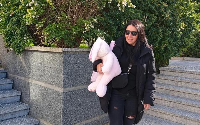 Carmen, visiblemente emocionada, tras ser desahuciada en Abusu
