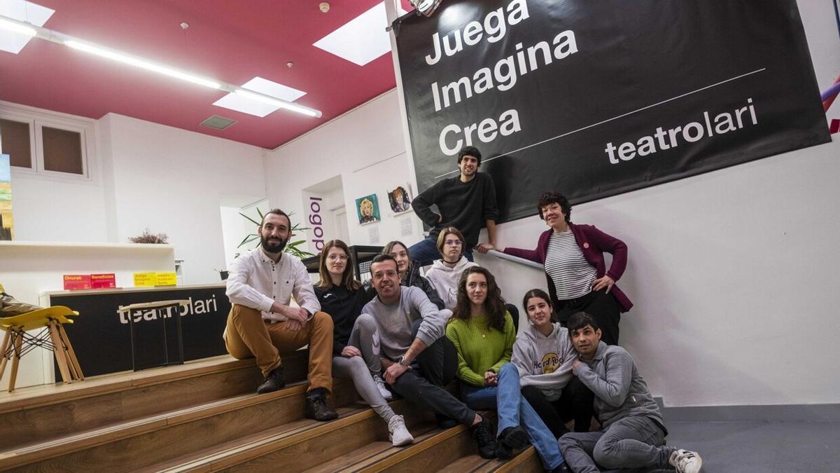 Javier Álvaro Pastor (primero por la izquierda), junto a profesores y alumnas de Teatrolari.