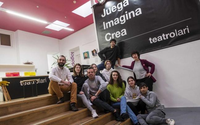 Javier Álvaro Pastor (primero por la izquierda), junto a profesores y alumnas de Teatrolari. Javier Álvaro Pastor (primero por la izquierda), junto a profesores y alumnas de Teatrolari.