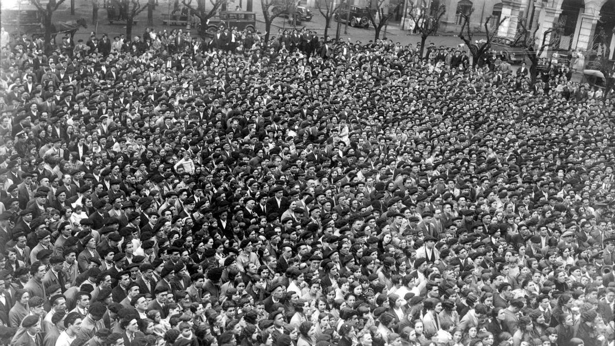 Miles de eibartarras abarrotan la plaza de Untzaga durante la proclamación de la II República el 14 de abril de 1931.