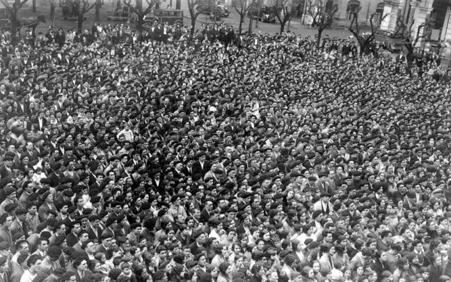 Miles de eibartarras abarrotan la plaza de Untzaga durante la proclamación de la II República el 14 de abril de 1931. / Archivo Miles de eibartarras abarrotan la plaza de Untzaga durante la proclamación de la II República el 14 de abril de 1931.