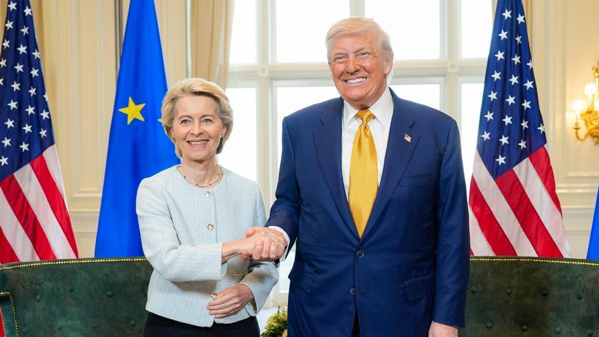 La presidenta de la Comisión Europea, Ursula von der Leyen, y el presidente de Estados Unidos, Donald Trump, durante su reunión en Turnberry (Escocia).