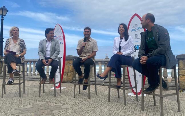 Aritz Aranburu, en la mitad con el micrófono, en la presentación de Shelter 4Teens.