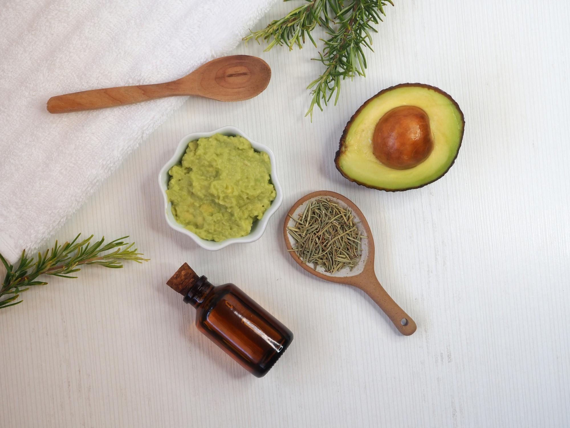 Mascarilla casera de aguacate y romero.