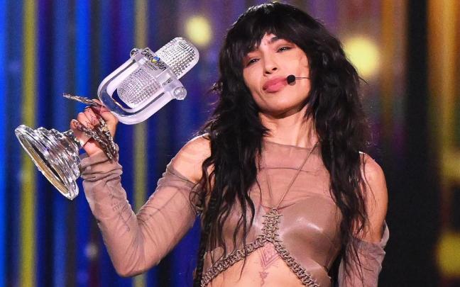 La cantante sueca Loreen levantando el micrófono de cristal tras su victoria en Eurovisión 2023.