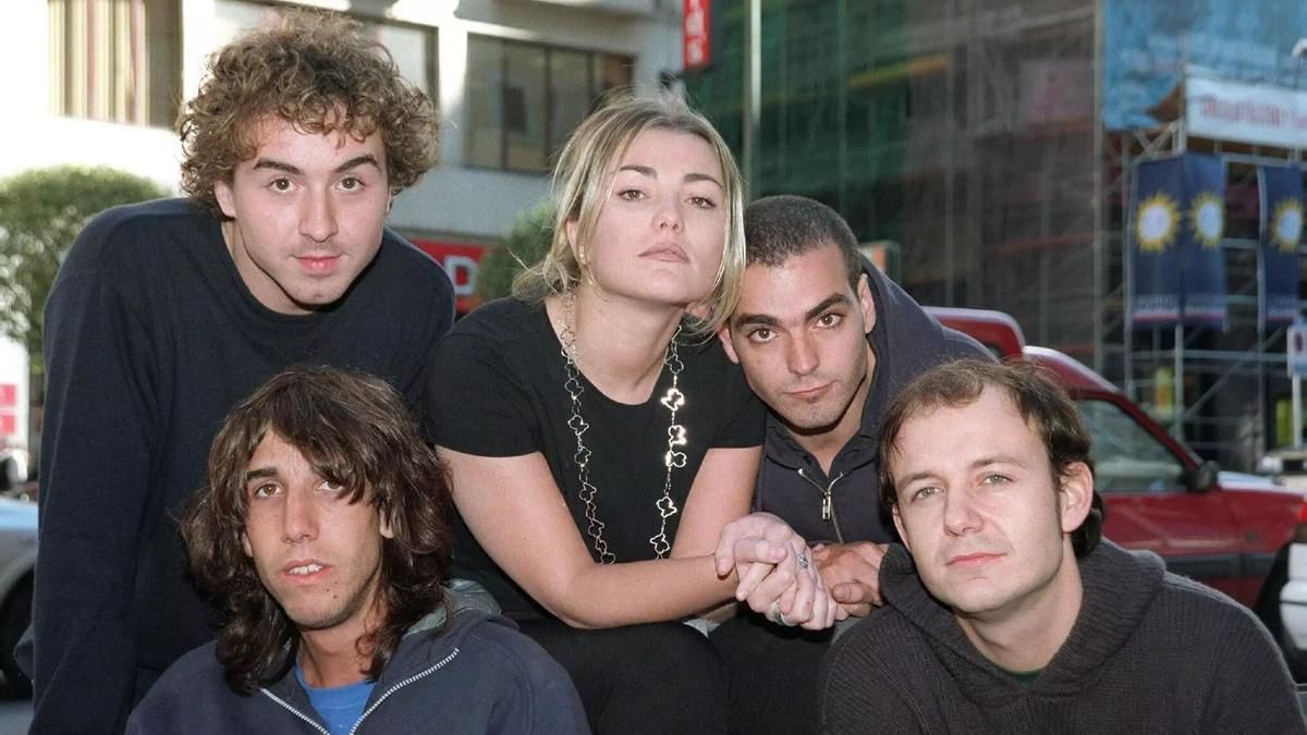 Amaia Montero formó parte de La oreja de Van Gogh desde diciembre de 1996 hasta el 19 de noviembre de 2007, fecha en la que anunció su retirada del grupo y comenzó su carrera en solitario.