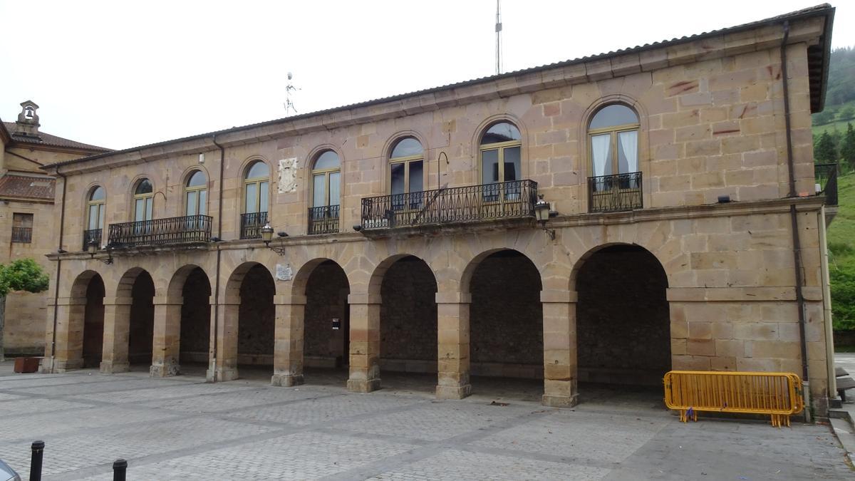 Fachada porticada del edificio del Ayuntamiento de Zegama.