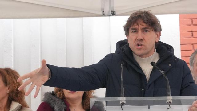 Eneko Andueza, durante el homenaje celebrado en la localidad guipuzcoana de Arrasate-Mondragón al que fuera concejal socialista Isaías Carrasco.