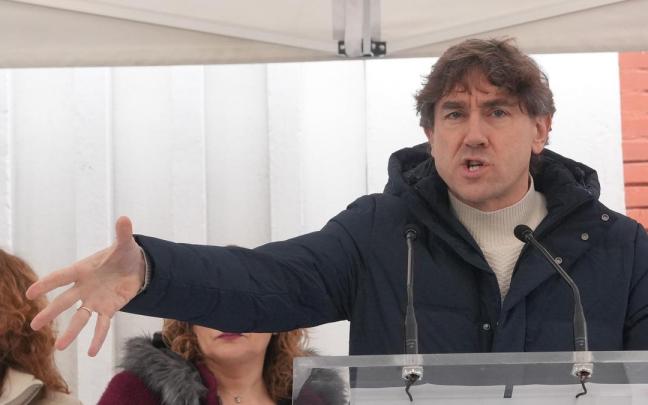 Eneko Andueza, durante el homenaje celebrado en la localidad guipuzcoana de Arrasate-Mondragón al que fuera concejal socialista Isaías Carrasco.