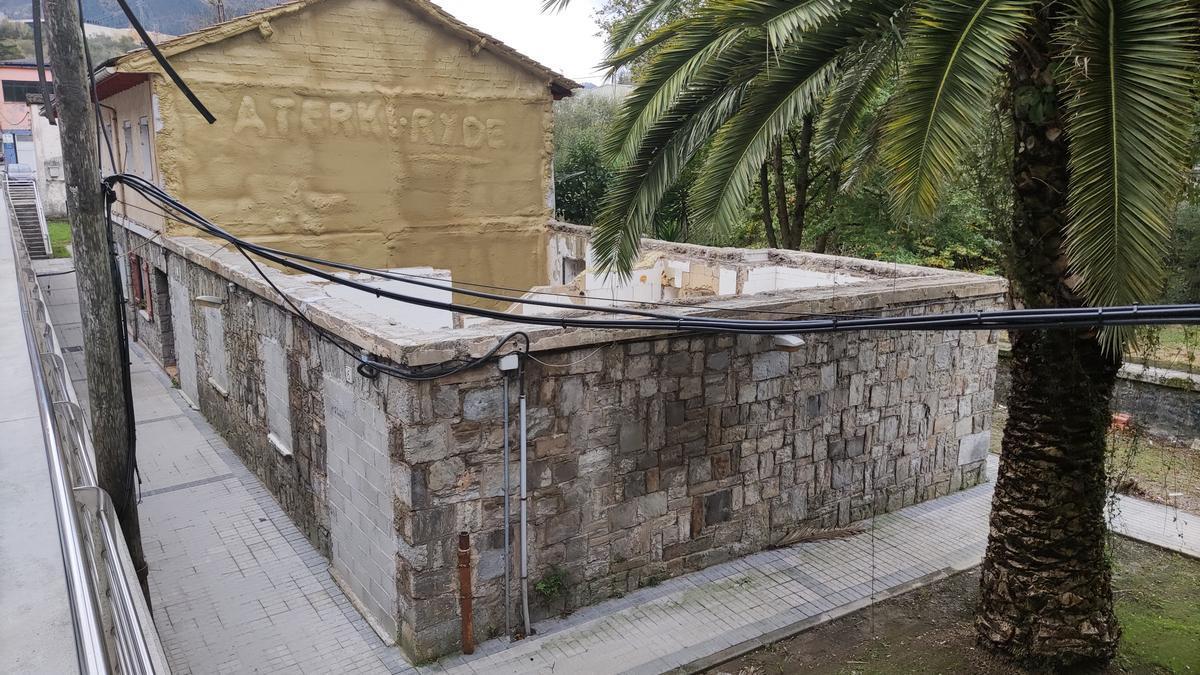 Las fincas eran propiedad en origen de la desaparecida fábrica siderúrgica de San Pedro, pero pasaron a ser de titularidad municipal tras un proceso de expropiación.
