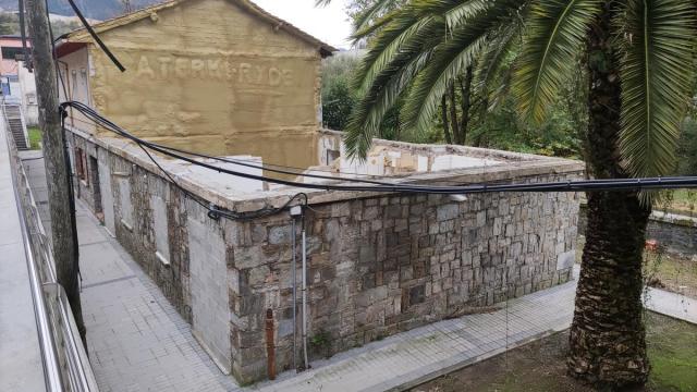 Las fincas eran propiedad en origen de la desaparecida fábrica siderúrgica de San Pedro, pero pasaron a ser de titularidad municipal tras un proceso de expropiación.