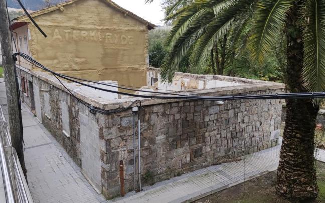 Las fincas eran propiedad en origen de la desaparecida fábrica siderúrgica de San Pedro, pero pasaron a ser de titularidad municipal tras un proceso de expropiación.