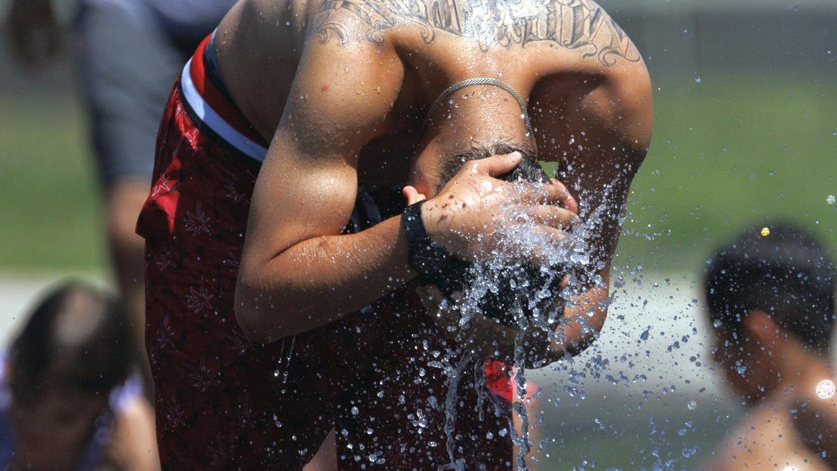 Una persona se refresca durante una ola de calor.