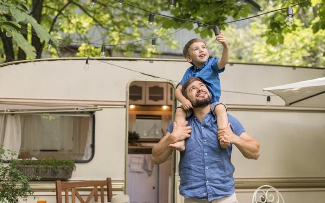 Padre e hijo disfrutando en una caravana. Padre e hijo disfrutando en una caravana.
