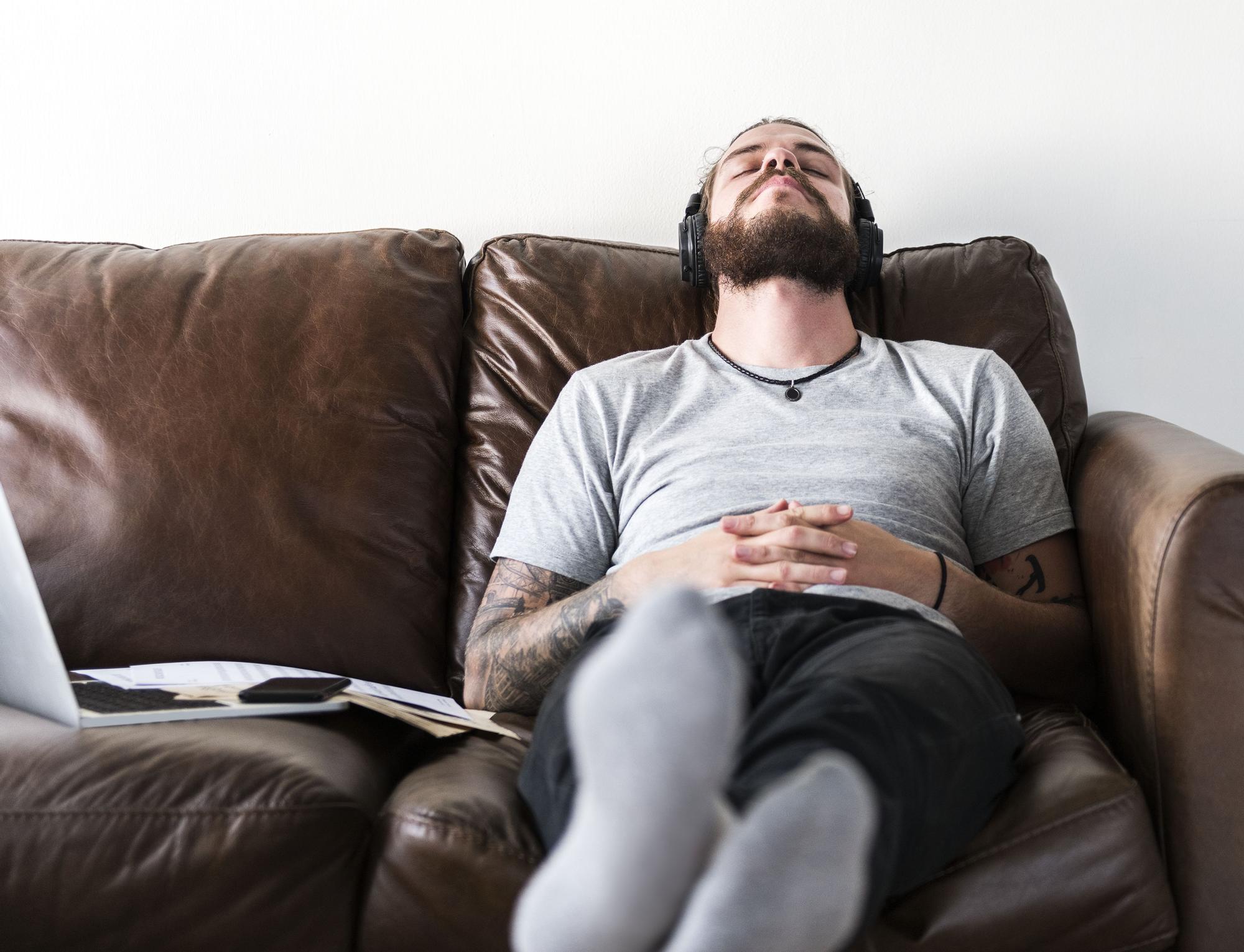 La siesta, mejor en el sofá que en la cama, y programarla para que sea corta.