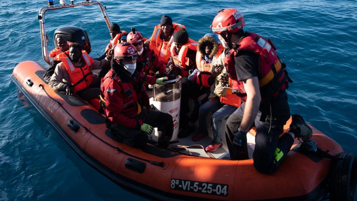 Rescate que esta tarde ha llevado a cabo el Aita Mari cerca de Lampedusa.