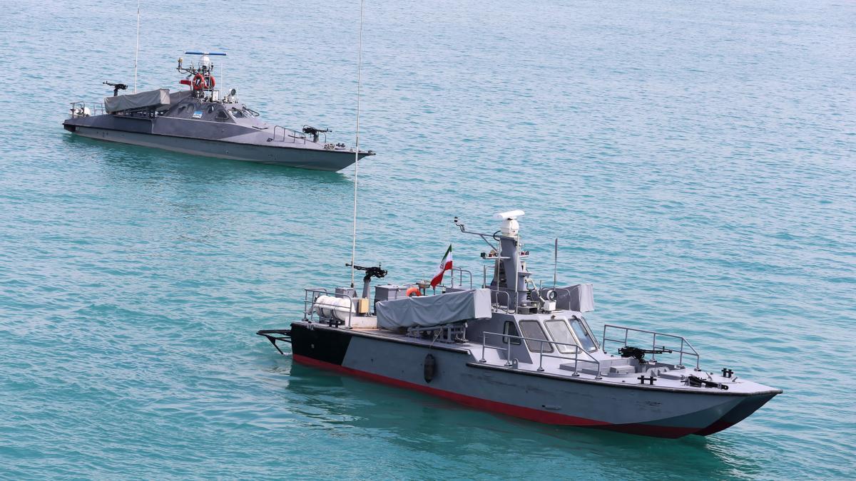 Dos buques de guerra iraníes navegan por el Golfo Pérsico