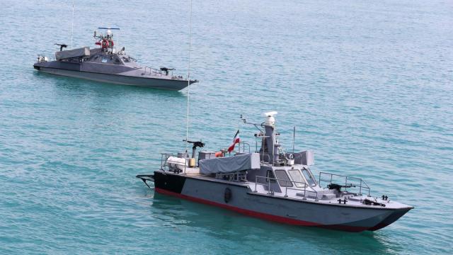 Dos buques de guerra iraníes navegan por el Golfo Pérsico