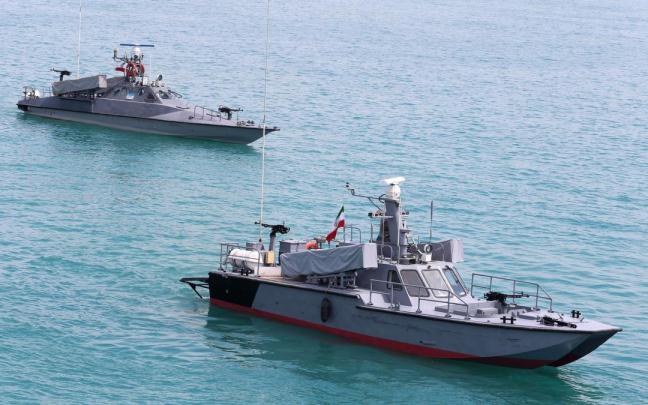 Dos buques de guerra iraníes navegan por el Golfo Pérsico