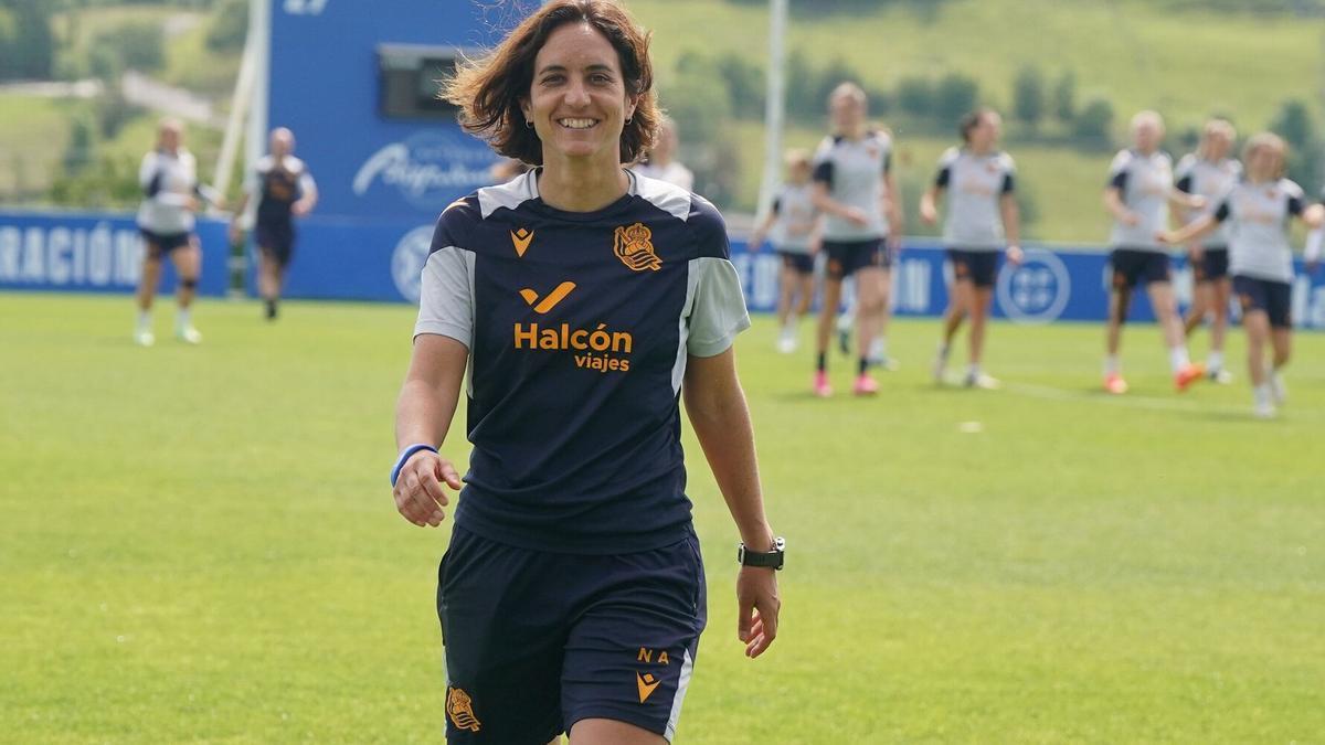 Natalia Arroyo sonríe a cámara en uno de los entrenamientos de esta temporada. / RUBEN PLAZA