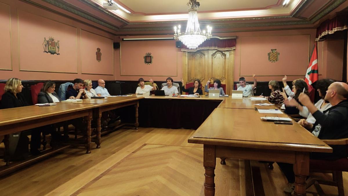 El pleno aprobó la moción sobre la Ertzaintza presentada por EH Bildu y rechazó la del PNV .