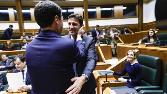 El lehendakari, Imanol Pradales, felicita al consejero Noël d'Anjou tras la aprobación de los Presupuestos