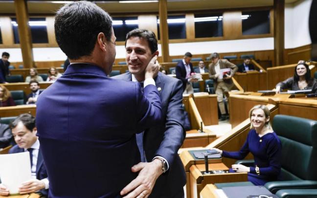 El lehendakari, Imanol Pradales, felicita al consejero Noël d'Anjou tras la aprobación de los Presupuestos