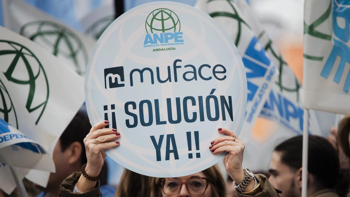 Varias personas durante una concentración, frente a la sede central de MUFACE