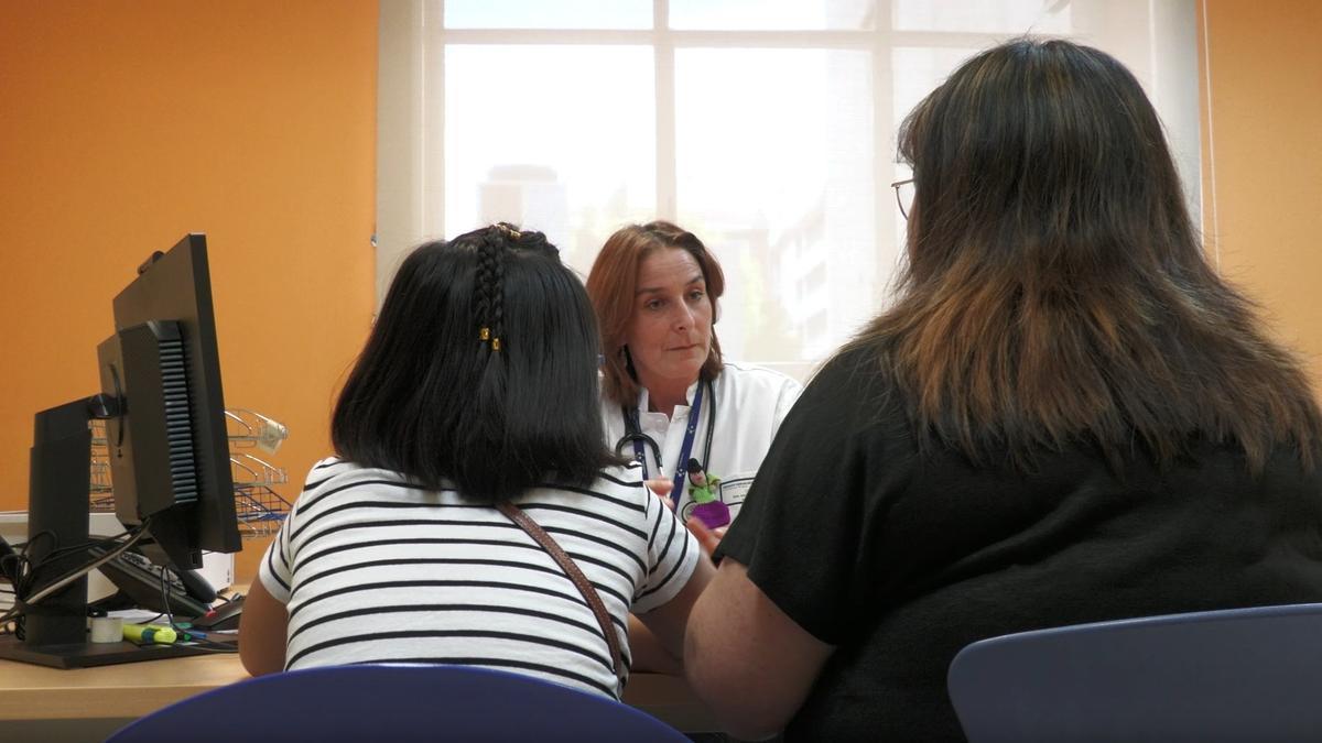 Iratxe Salcedo, responsable Pediatría Osakidetza, y familia Proyecto Mangols