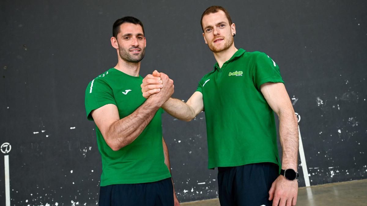 Unai Laso y Jon Ander Albisu posan en Ataun.