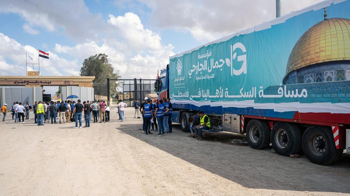 Centenares de voluntarios egipcios esperan en Rafah la apertura de la frontera