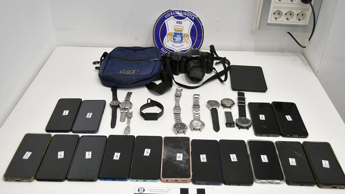 En la imagen, algunos de los objetos recuperados por la Guardia Municipal / N.G.