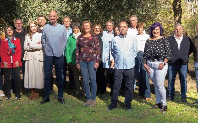 Alberto Ruiz de Azua, con su equipo.