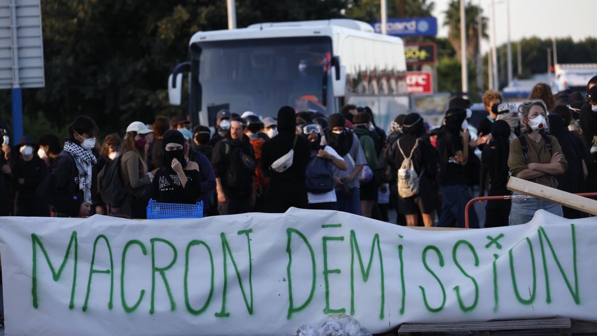 Casi 300 detenidos en una jornada de movilizaciones y bloqueos en Francia