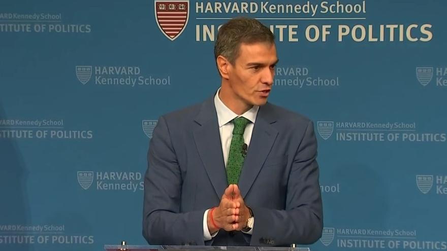 El presidente del Gobierno, Pedro Sánchez, interviene en el John F. Kennedy Jr. Forum, de la Universidad de Harvard, en Boston.