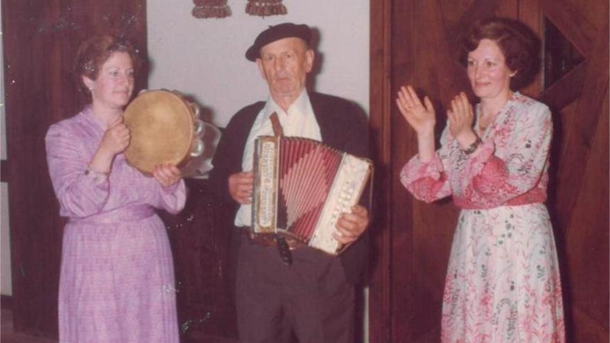 El trikitilari con sus dos hijas