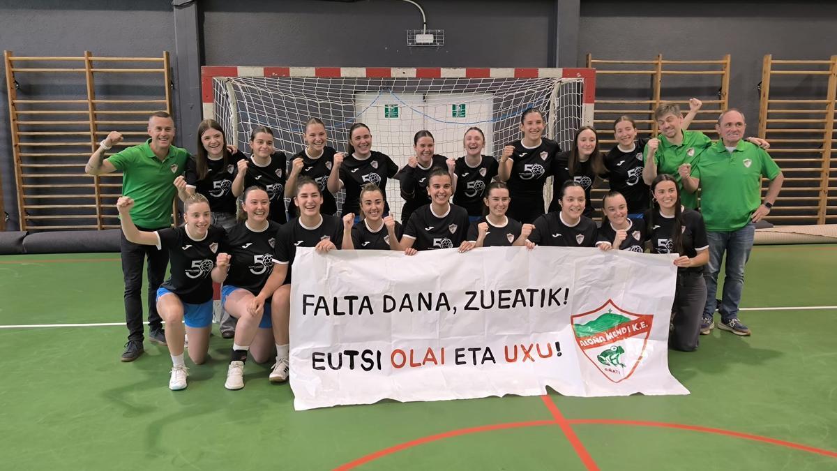 La plantilla del Construcciones Ugarte con una pancarta de apoyo a las jugadoras lesionadas.