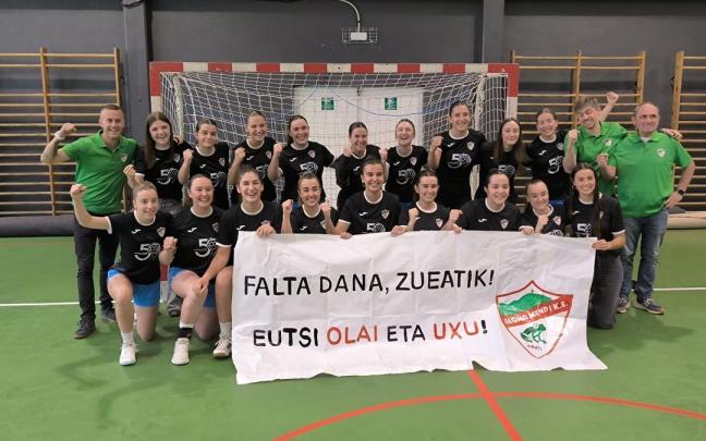 La plantilla del Construcciones Ugarte con una pancarta de apoyo a las jugadoras lesionadas.