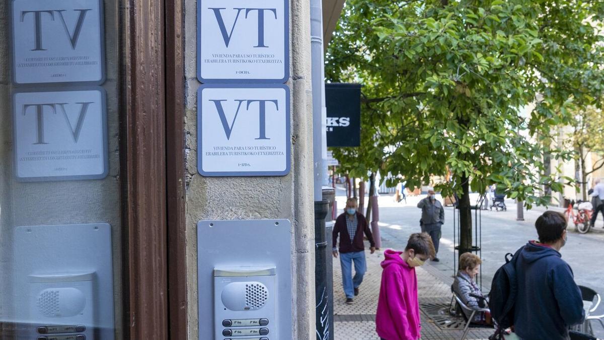 Carteles de viviendas turísticas.