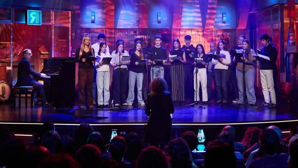 El coro de 'Los domingos', cantando 'Aitormena', tema del grupo 'Hertzainak'