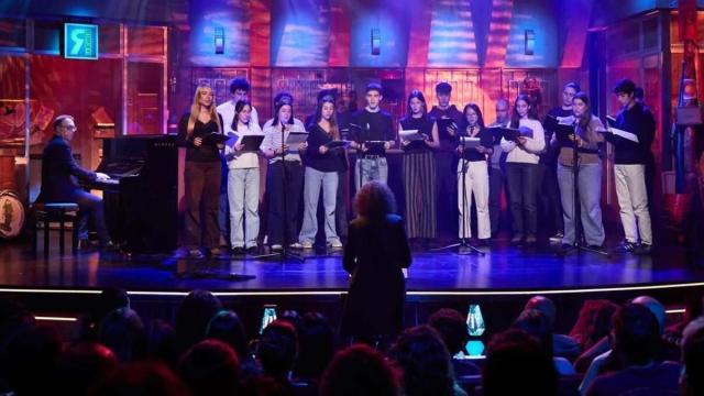 El coro de 'Los domingos', cantando 'Aitormena', tema del grupo 'Hertzainak'