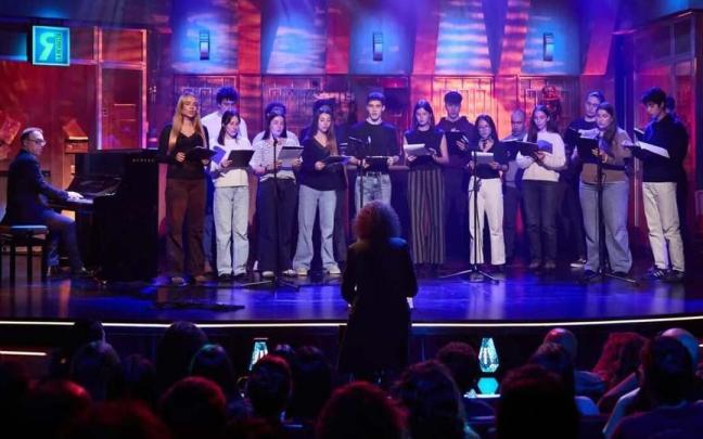 El coro de 'Los domingos', cantando 'Aitormena', tema del grupo 'Hertzainak'