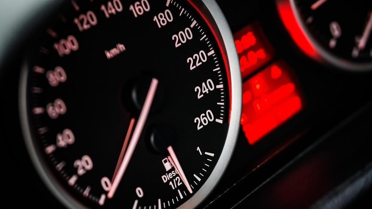 Indicador de velocidad y nivel de combustible del coche