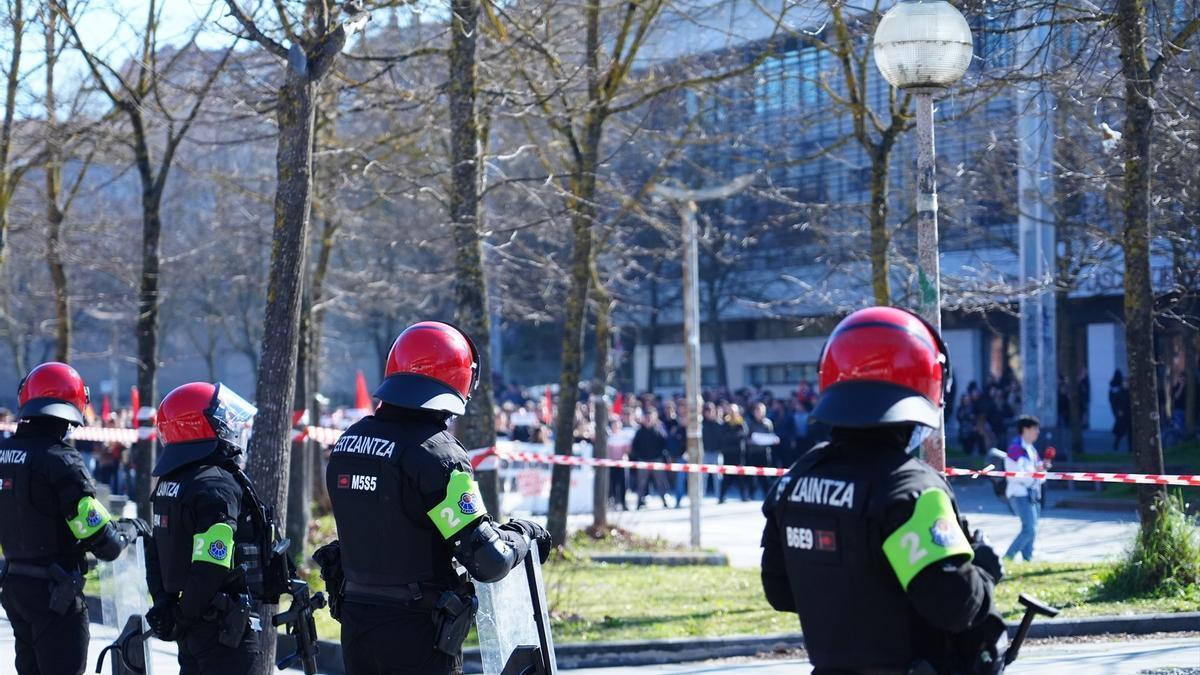 Varios ertzainas en el campus de Vitoria-Gasteiz el pasado 23 de febrero.