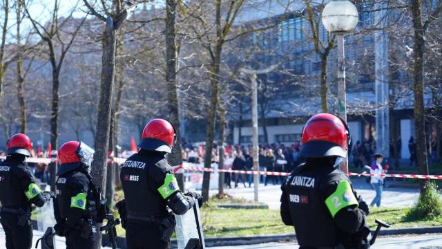 Varios ertzainas en el campus de Vitoria-Gasteiz el pasado 23 de febrero.