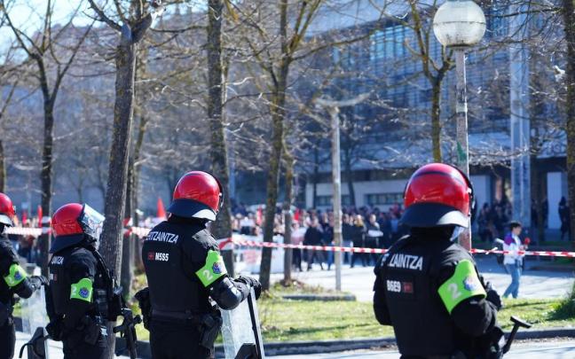 Varios ertzainas en el campus de Vitoria-Gasteiz el pasado 23 de febrero.