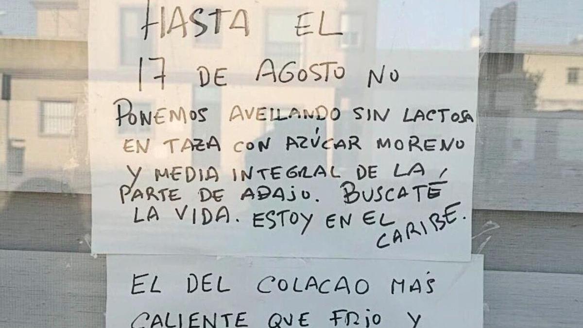 El cartel que ha colgado un bar anunciando su cierre por vacaciones