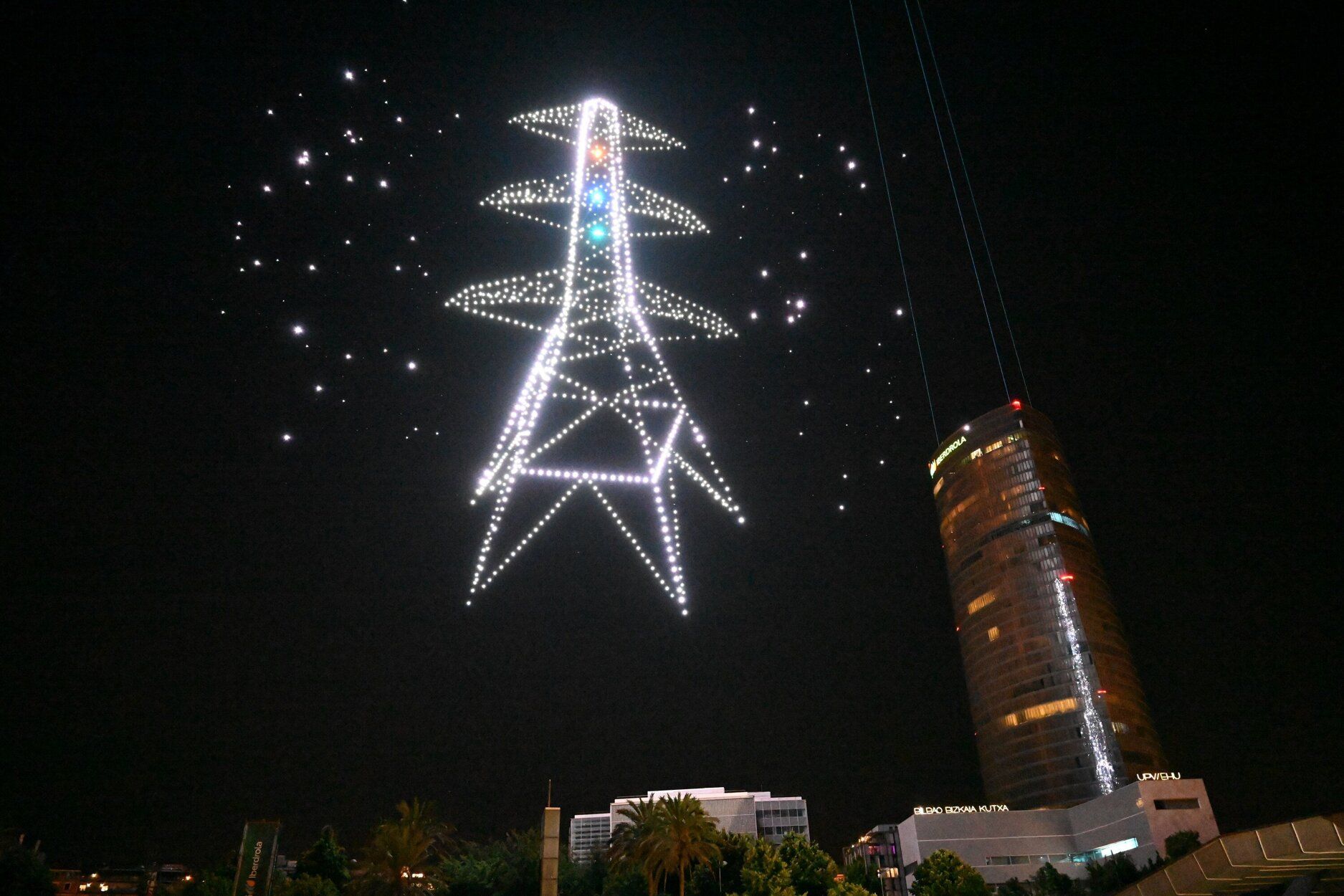 Iberdrola realizó el 12 de junio un espectáculo con drones junto a la torre que lleva su nombre para conmemorar su 125 aniversario.